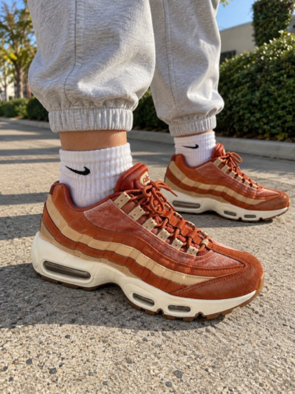 Nike Air Max 95 Premium Women’s Size 8 Rust Brown Velvet Suede Retro Sneakers